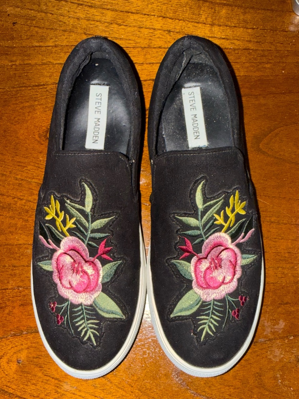 Steve Madden Black Slip-On Embroidered Floral Mules